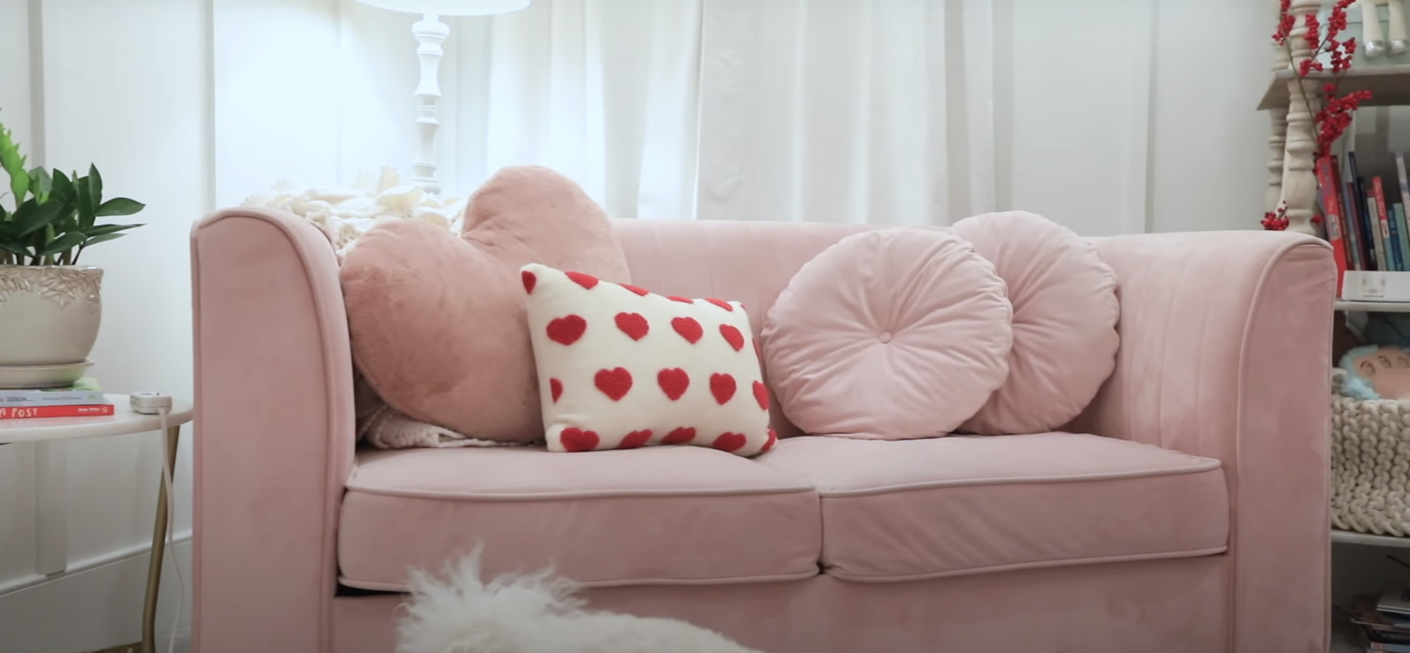pink-sofa-valentines