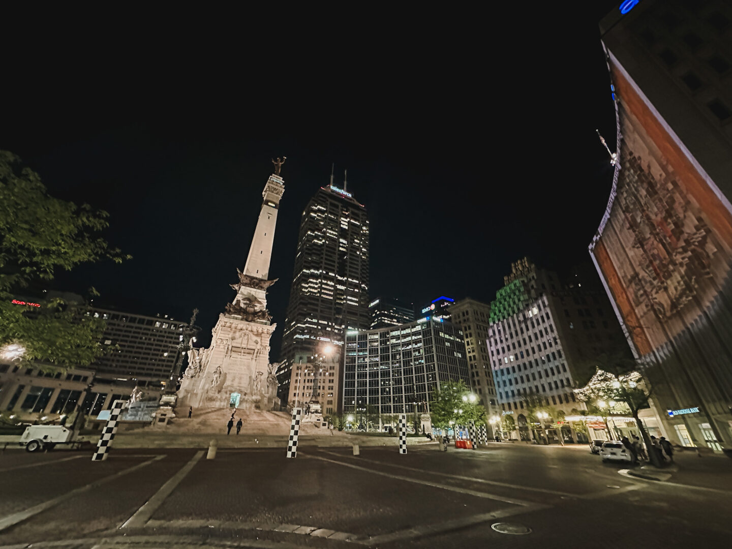 monument circle downtown indianapolis, Indiana by travel blogger Angela Lanter