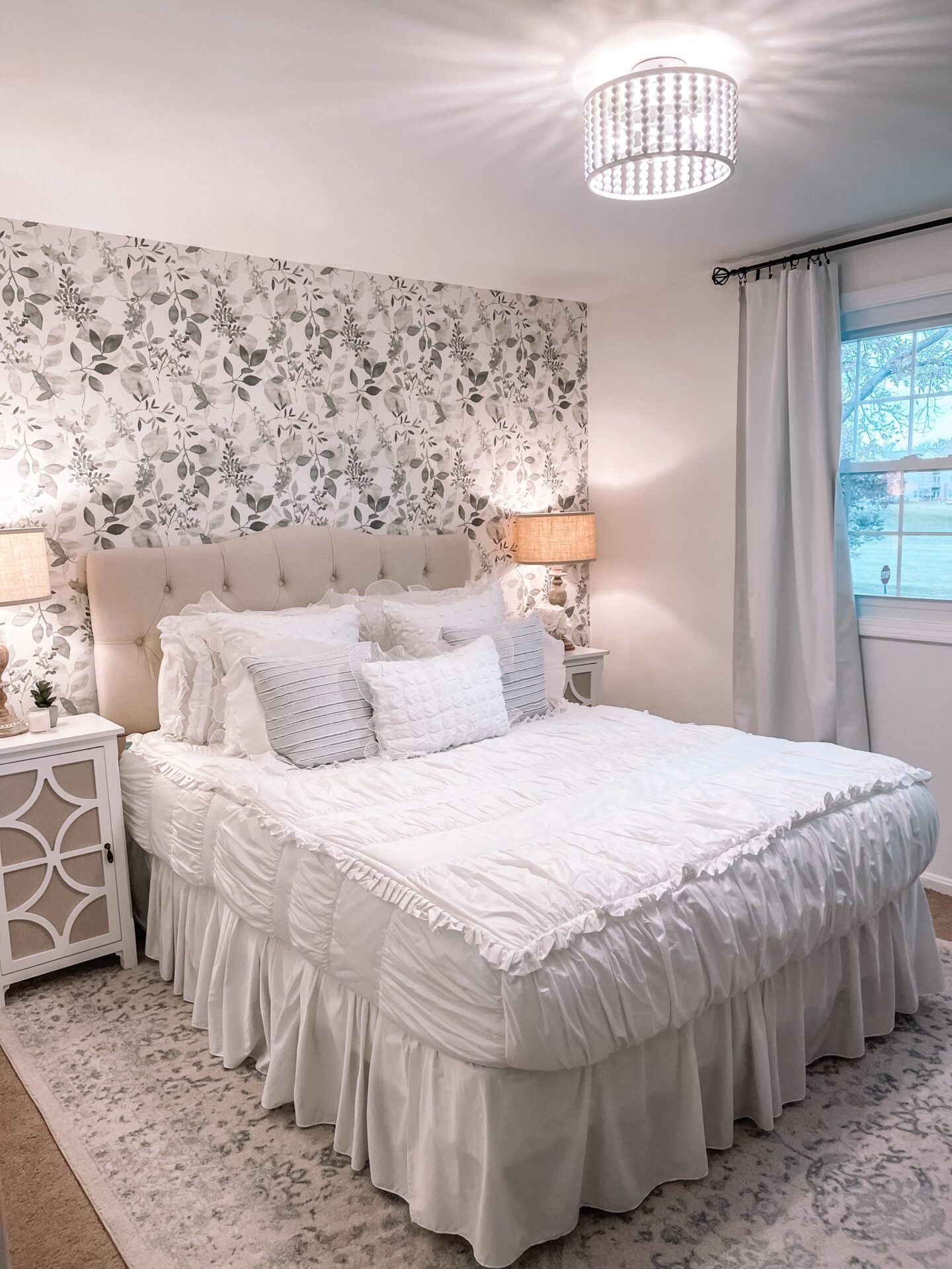 zip bedding from Beddy's for guest bedroom makeover on a budget by lifestyle blogger Angela Lanter. Beddy's Charlotte Luxe zipper bedding set.