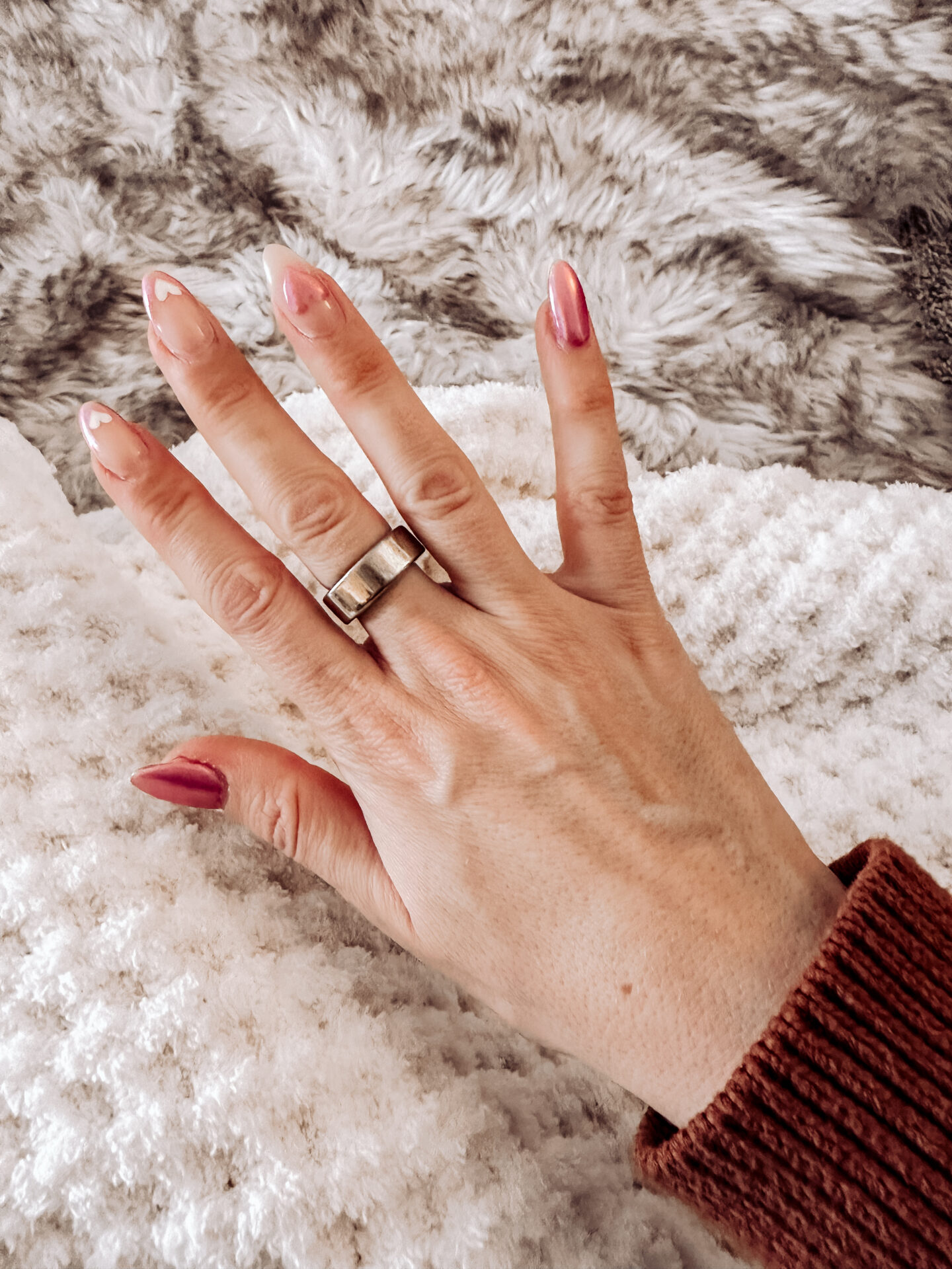 Which is worth your money? Oura Ring Vs. Fitbit. Testing out viral fitness tracking devices to see how they measure up! By lifestyle blogger Angela Lanter