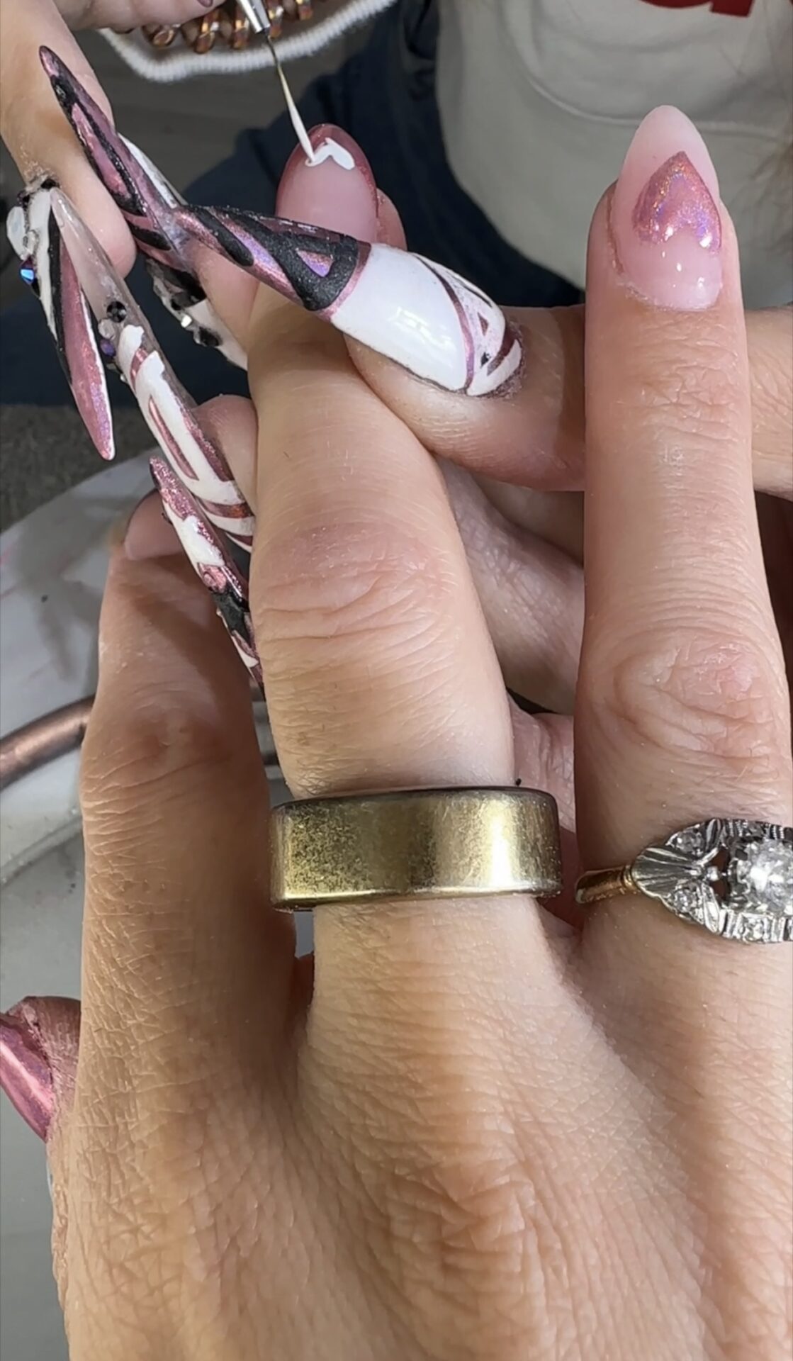 Which is worth your money? Oura Ring Vs. Fitbit. Testing out viral fitness tracking devices to see how they measure up by lifestyle blogger Angela Lanter